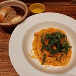 ラ ピニャータ - 本日のパスタはサーモンと水菜のトマトクリームソーススパゲッティ、大葉添え、奥はもっちりバゲットとフォカッチャ