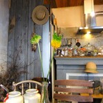 ブランチ - 店内。季節感がなくて面白い。