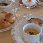 ラ・メール ザ クラシック - 朝食  スクランブルエッグ、ソーセージなどとパン