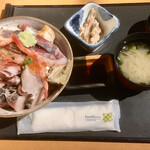 さかなや工房海鮮蔵 - 海鮮丼(上)