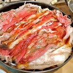 すき焼･鍋物 なべや - 牛肉鉄鍋 グツグツ中
