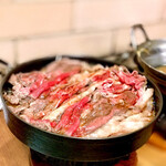 すき焼･鍋物 なべや - 牛肉鉄鍋 グツグツ中