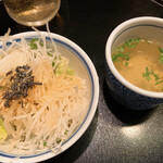 Youmenya Goemon - スープはセットに付いています。サラダ+100円ドリンク+100円