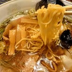 きんちゃん - ワンタン麺リフトアップ　麺はシットリ、細麺でございます