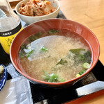 彩葉茶屋 - 温かい味噌汁にはワカメ。