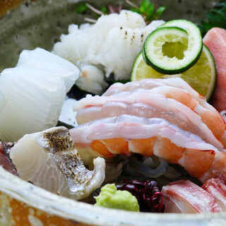 四季折々の旬魚と野菜を厳選。のどぐろやキンキの炭火焼も好評