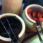 文化亭 - 卓上の梅干と昆布（茶漬け用にいいね）