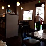 ピッツェリア ゼータ ドゥエ - ご近所の子どもとお話ししている店主