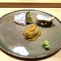 鮨 さかい - 鮃（対馬：2.3kg）、鮑（唐津）、阿久根の雲丹