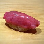 ◆中トロ（血合いギシと砂ずり）・・融点が低いので室温で脂が表面に浮き出ています。 中トロとしては、最高の味わい。