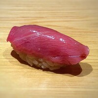 鮨 さかい - ◆中トロ（血合いギシと砂ずり）・・融点が低いので室温で脂が表面に浮き出ています。 中トロとしては、最高の味わい。