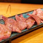 Yakiniku HONMA - 「タン」当店は国産牛のタンを使用してます柔らかさと味わいは抜群です