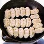 ホワイト餃子 - 自宅焼き「冷凍餃子」を並べる