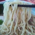 麺や しし丸。 - 太めのウェーブのある麺はスープの持ち上げも○です