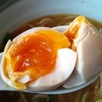 麺や しし丸。 - 黄身はとろ～りとして良い具合