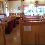 Komeda Kohi Ten - 店内  広々＆キレイ