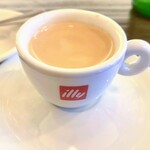 ラ・ボッテガ・デルマーレ - イタリアのエスプレッソマシンメーカー「illy」のカップで。