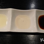 ホルモン慶彦 - (左から)レモン・甘酢・醤油だれ
