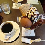 珈琲庵 - チョコレートパフェとダークブレンドのコーヒー