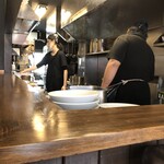 つけ麺　弐☆゛屋 - 店内は２人できりもり。