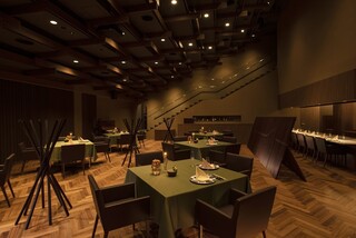 MIRAIE Dining - 隈研吾氏がデザインした、上質で落ち着きに満ちたスタイリッシュモダンな空間