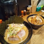 煮干し中華そば 一剣 - 手前が大盛で奥が普通盛