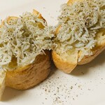 釜扬小沙丁鱼的意大利烤面包片/Bruschetta con Bianchetti