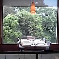 紀尾井 なだ万 - 窓からは綺麗な緑の茂ったお庭が・・・