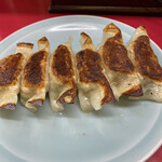 新珍味 - 餃子。パリパリ。横から。