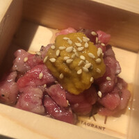 個室焼肉ITADAKI 馬車道 - 黒毛和牛のユッケ。ウニ乗せ。最近はやたらと牛肉とウニを合わせるお店、多いですね（＾◇＾）