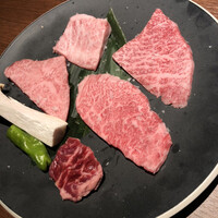 個室焼肉ITADAKI 馬車道 - 右上から時計回りに、ロース、カルビ、サガリ、ザブトン、サーロイン