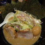 煮干し中華そば 一剣 - てっぺんの野菜はピリ辛のドレッシングが～