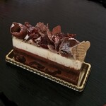 パティスリー ロタンティック - 一番下の層にもチェリーがいっぱい