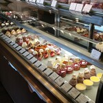 パティスリー ロタンティック - レジ側からのショーケース