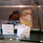 パティスリー ロタンティック - ロランは、パン類と一緒に上の棚にいるよ