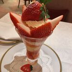 資生堂パーラー - 岐阜県 揖斐郡産“美濃娘”のプレミアムストロベリーパフェ