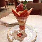 資生堂パーラー - 岐阜県 揖斐郡産“美濃娘”のプレミアムストロベリーパフェ