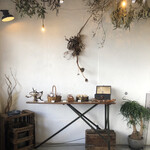 ミネロワ - ドライフラワーで飾られた店内♡ 焼き菓子も販売されてます♡