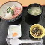 Oshokujidokoro Sakura - 主食の「するが丼」。（スプーンがチープなのは、ご愛敬。）