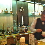 昴 - カウンター中