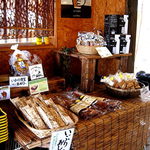 Kunseiya Nampotometarou Shouten - スモークブレンド珈琲豆と手回しミルも売ってます。