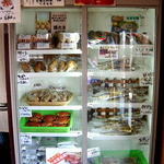 Kunseiya Nampotometarou Shouten - へら蟹は冷蔵ケースです。カマ燻製（420円）も美味しかった。