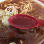 とんとん亭 - 汁は豚と鶏。オーソドックスではあるが、町中華によくタイプでは無い。俺は嫌いじゃないぞ。