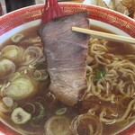 とんとん亭 - チャーシューは赤身のロースか？コレがホロホロで味もしっかりで美味しい。