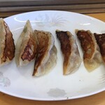 とんとん亭 - キャーーー！！！餃子！¥250。餃子が¥250ってのは嬉しいぞ！！！娘がラーメンセット、俺はやきめし単品。そして餃子。セットのラーメンと餃子は娘と半分こ。