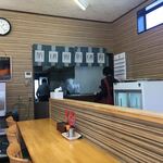 とんとん亭 - 店内は衝立で仕切ったトイメン式のカウンターと、壁に向かったカウンター。3列のカウンターという珍しいレイアウト。