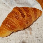 128145848 - バターの芳醇な甘味が広がる、Croissant au beurre1.3ユーロ