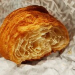 Gérard Mulot - 表面はサクッと香ばしく、中の層はもっちり柔らか、豊かに香り立つバターリッチなクロワッサン