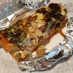 Gérard Mulot - 様々な茸の芳醇な旨味と、香り良いチーズやハーブが融合した贅沢な味わい、きのこのキッシュ100g3.3ユーロ