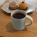 Patisserie un cadeau - 紅茶はショコラで。飲むとバニラの香り。チョコレートの風味。美味しかった